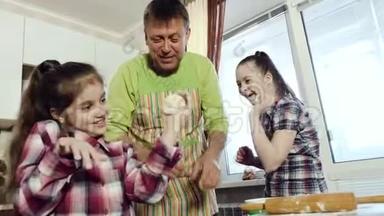 <strong>爸爸</strong>和他的女儿在家里的<strong>厨房</strong>里做面团时玩得很开心。
